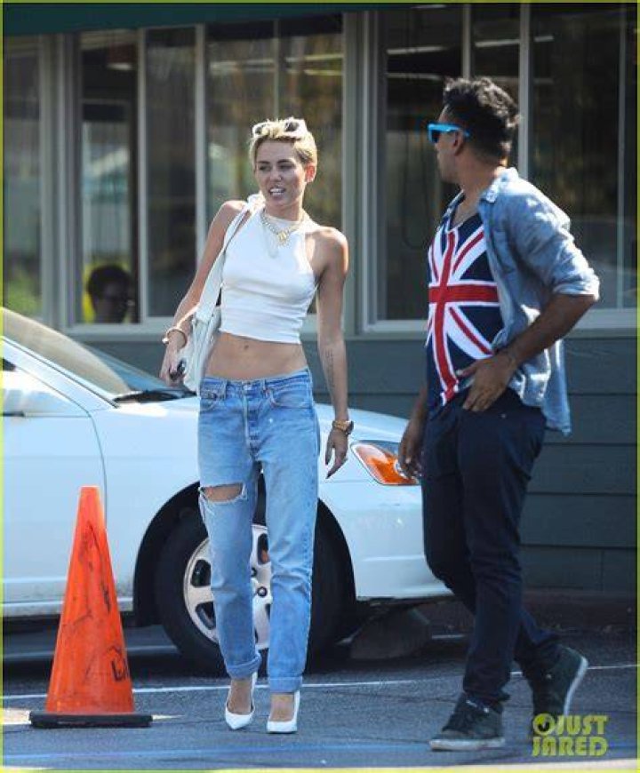 Miley Cyrus bares her midriff when out and about in New York wearing Louis Vuitton denim jeans Pictured: Miley Cyrus Ref: SPL5148822 130220 NON-EXCLUSIVE Picture by: Jackson Lee / SplashNews.com Splash News and Pictures USA: +1 310-525-5808 London: +44 (0)20 8126 1009 Berlin: +49 175 3764 166 World Rights, No Portugal Rights