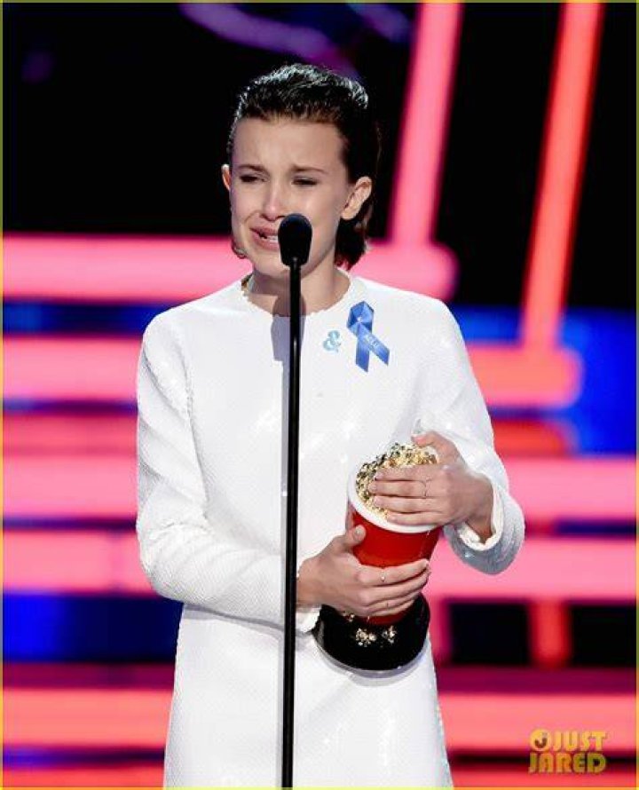 millie-bobby-brown-mtv-awards-2017-best-dressed