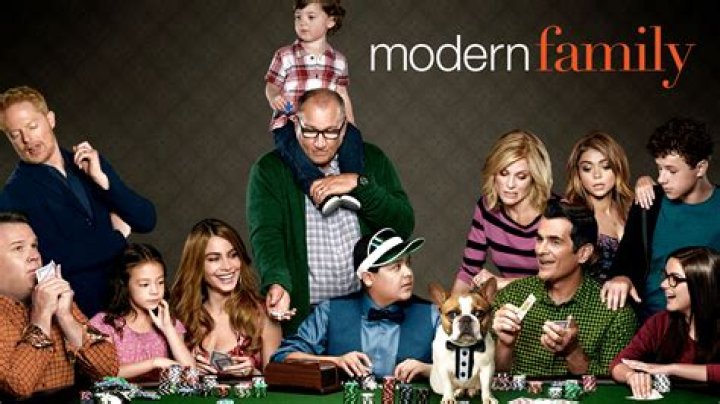 MODERN FAMILY - "Family Portrait" - Claire painstakingly plans for a new family portrait to be taken, but it seems like everything and everybody is working against her. Gloria and Manny go with Phil and Alex to a Lakers game and end up having a very awkward moment on the jumbotron; Luke interviews Jay for a school project, and Cameron gets a gig as a wedding singer while Mitchell is home alone with Lily and a wayward pigeon, on the Season Finale of "Modern Family," WEDNESDAY, MAY 19 (9:00-9:30 p.m., ET), on the ABC Television Network. (ABC/DANNY FELD)ARIEL WINTER, SARAH HYLAND