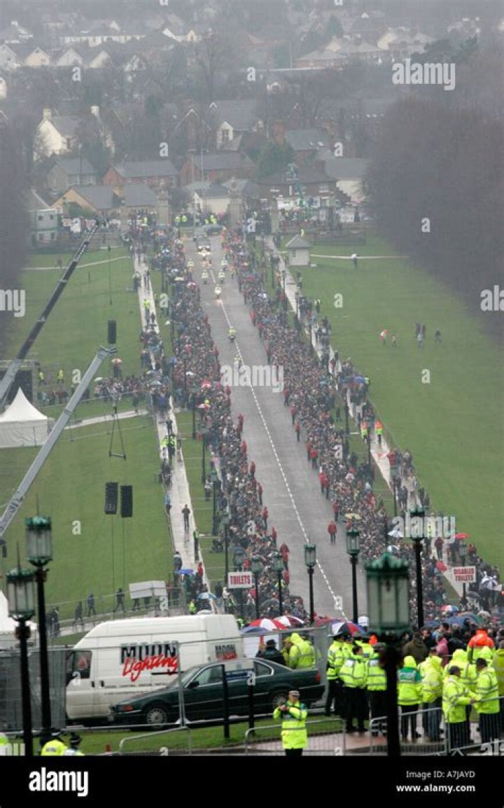 Mourners line the route of Queen Elizabeth II's funeral procession on the Long Walk at Windsor Castle, Britain, 19 September 2022. The late Queen Elizabeth II will be buried inside the King George VI Memorial Chapel within St George's Chapel at Windsor alongside her late husband the Duke of Edinburgh. Britain's Queen Elizabeth II died at her Scottish estate, Balmoral Castle, on 08 September 2022. The 96-year-old Queen was the longest-reigning monarch in British history. The Funeral of Queen Elizabeth II, Windsor, United Kingdom - 19 Sep 2022
