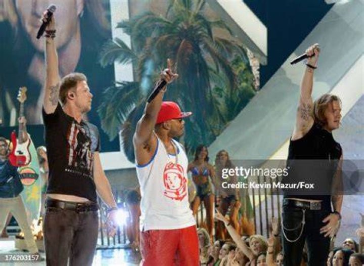 Nelly-Florida-Georgia-Line-Teen-Choice-Awards-2013-01