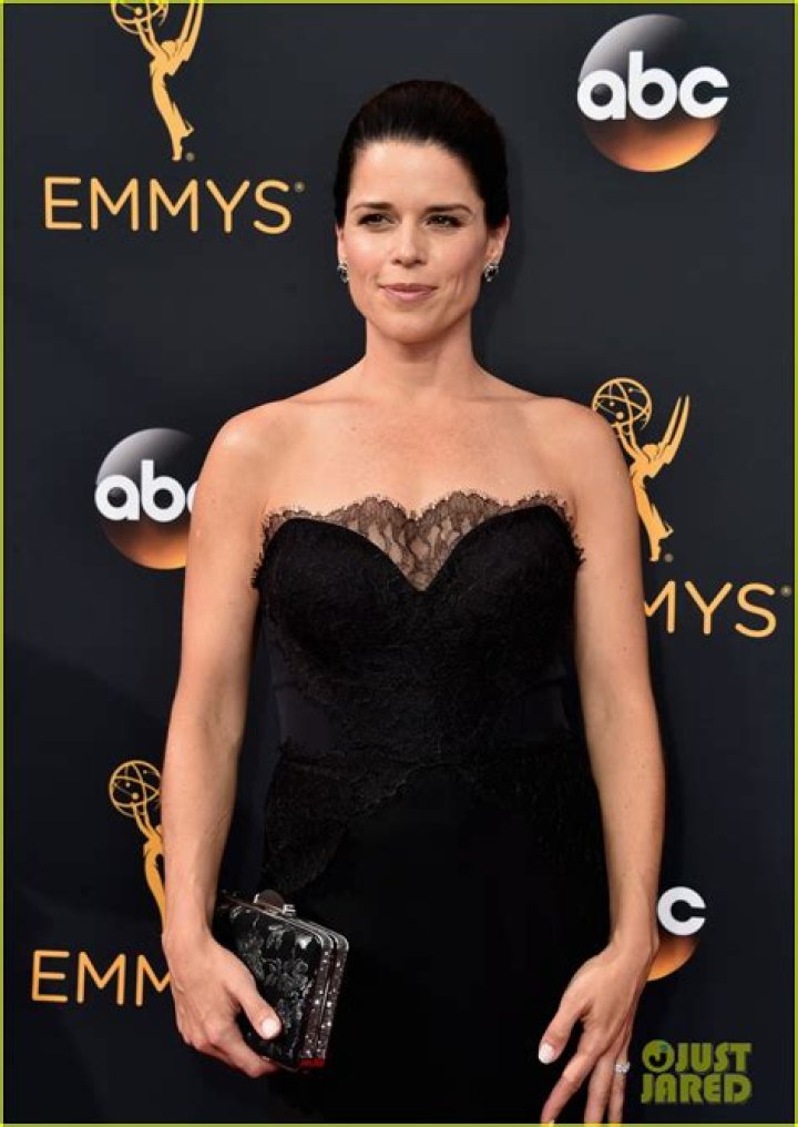 neve-campbell-emmys-2016-emmy-awards