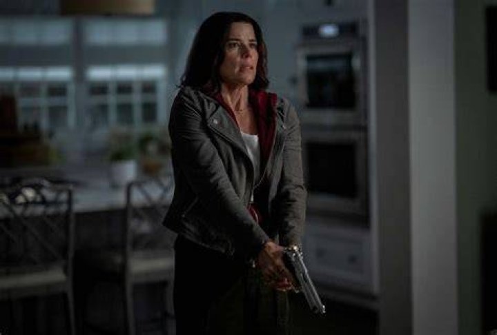 Neve Campbell (&ldquo;Sidney Prescott&rdquo;), left, and Courteney Cox (&ldquo;Gale Weathers&rdquo;) star in Paramount Pictures and Spyglass Media Group's "Scream."