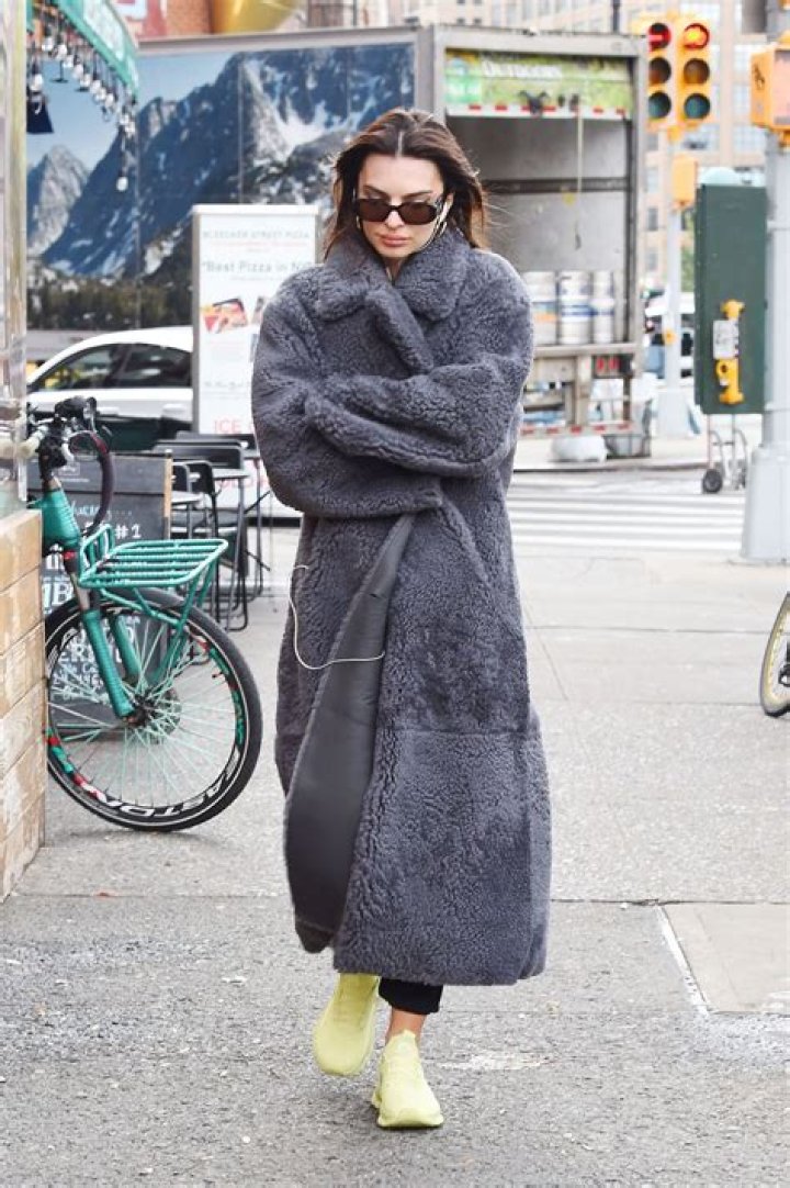 New York City, NY - Emily Ratajkowski loses her platform heel as she arrives at The Mark Hotel after the MET Gala in New York City. Pictured: Emily Ratajkowski BACKGRID USA 2 MAY 2022 USA: +1 310 798 9111 / UK: +44 208 344 2007 / *UK Clients - Pictures Containing Children Please Pixelate Face Prior To Publication*