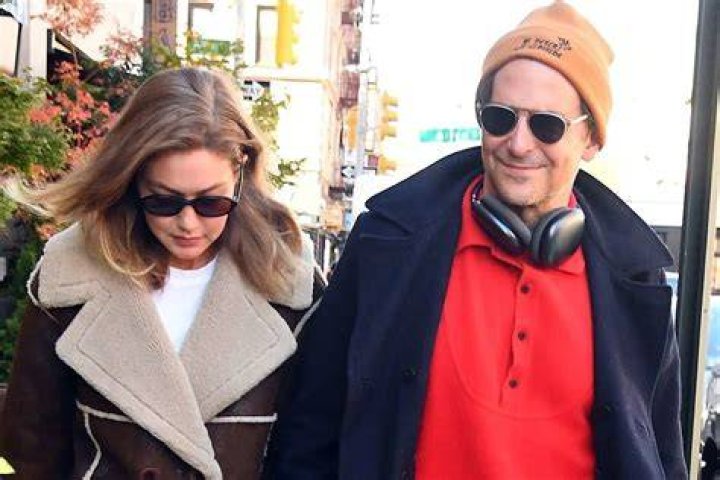 New York, NY - Bradley Cooper is on daddy duties as he picks up his daughter Lea up from school in NYC. The lovely father-daughter duo are all dressed up for the cold weather keeping warm during their stroll. Pictured: Bradley Cooper, Lea De Seine Shayk BACKGRID USA 13 DECEMBER 2022 BYLINE MUST READ: T.JACKSON / BACKGRID USA: +1 310 798 9111 / UK: +44 208 344 2007 / *UK Clients - Pictures Containing Children Please Pixelate Face Prior To Publication*