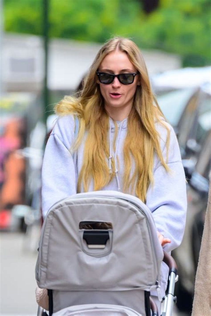 New York, NY - *EXCLUSIVE* - Sophie Turner and daughter Willa pictured at a Soho eatery this afternoon in Manhattan. Pictured: Sophie Turner BACKGRID USA 6 OCTOBER 2021 BYLINE MUST READ: BrosNYC / BACKGRID USA: +1 310 798 9111 / UK: +44 208 344 2007 / *UK Clients - Pictures Containing Children Please Pixelate Face Prior To Publication*