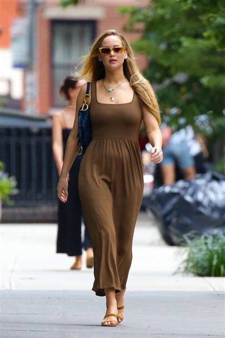 New York, NY - Jennifer Lawrence takes some time away from being a new mom to work on her tan as she steps out with a small umbrella after spending an hour at a tanning salon in the West Village Neighborhood. Pictured: Jennifer Lawrence BACKGRID USA 1 AUGUST 2022 BYLINE MUST READ: BrosNYC / BACKGRID USA: +1 310 798 9111 / UK: +44 208 344 2007 / *UK Clients - Pictures Containing Children Please Pixelate Face Prior To Publication*