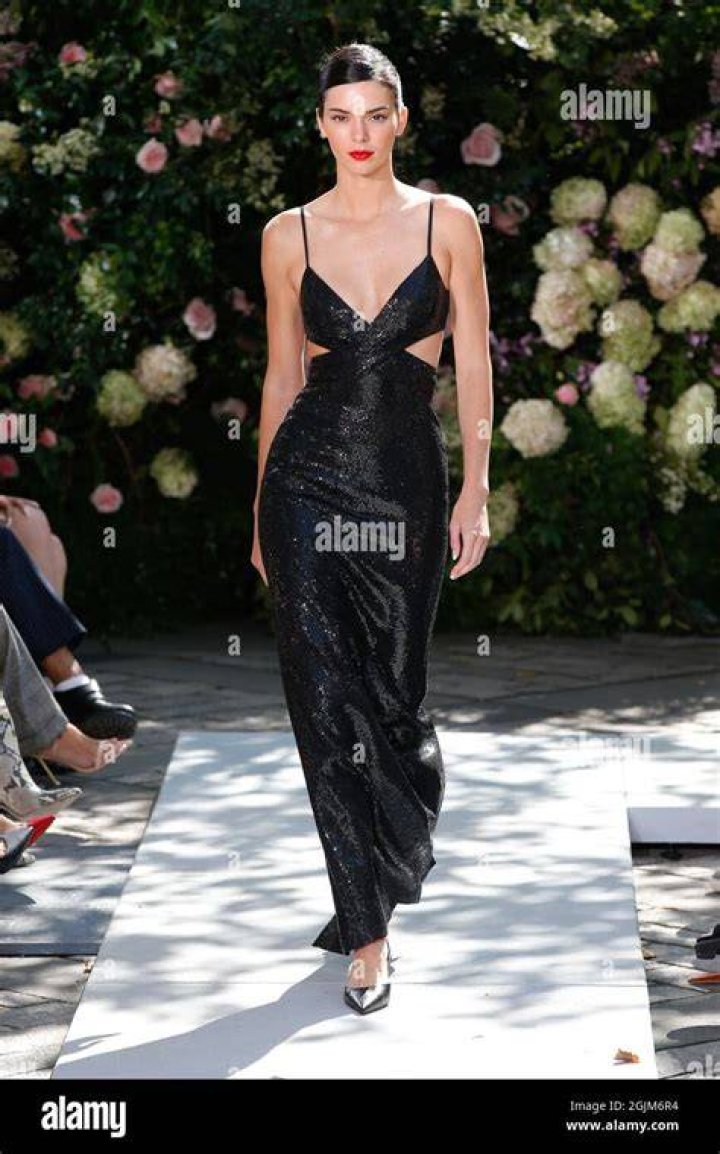 New York, NY - Model Kendall Jenner leaves little to the imagination while heading to a private residence with her boyfriend Bad Bunny after the Met Gala in New York. Pictured: Bad Bunny, Kendall Jenner BACKGRID USA 1 MAY 2023 BYLINE MUST READ: JosiahW / BACKGRID USA: +1 310 798 9111 / UK: +44 208 344 2007 / *UK Clients - Pictures Containing Children Please Pixelate Face Prior To Publication*