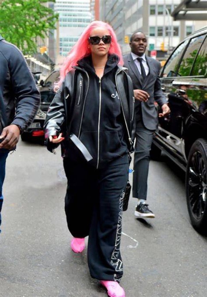 New York, NY - Rihanna stuns out in the snowy NYC weather to meet boyfriend ASAP Rocky for dinner before heading to his studio.Pictured: RihannaBACKGRID USA 16 JANUARY 2022 USA: +1 310 798 9111 / : +44 208 344 2007 / *UK Clients - Pictures Containing ChildrenPlease Pixelate Face Prior To Publication*