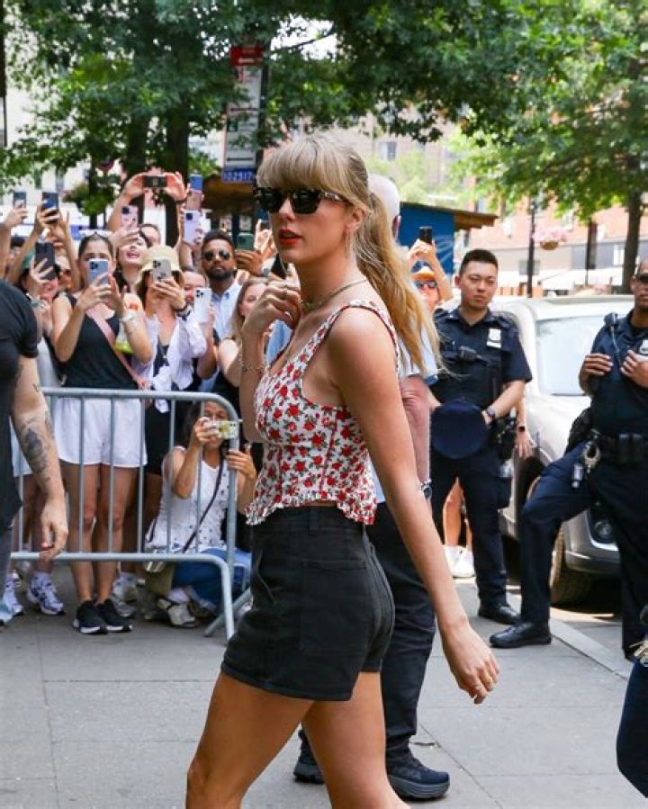 New York, NY - Taylor Swift stuns in a mini dress and fur coat arriving to the VMAs after party in New York.Pictured: Taylor SwiftBACKGRID USA 28 AUGUST 2022 BYLINE MUST READ: The Hapa Blonde / BACKGRIDUSA: +1 310 798 9111 / : +44 208 344 2007 / *UK Clients - Pictures Containing ChildrenPlease Pixelate Face Prior To Publication*