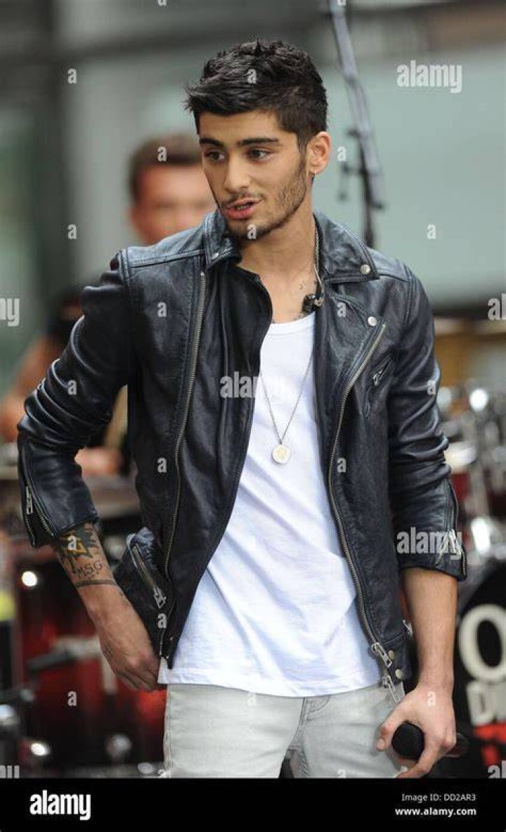 New York, NY - Zayn Malik and Gigi Hadid Head back to the apartment after having lunch at the 'The Smile' with their daughter. Pictured: Gigi Hadid, Zayn Malik BACKGRID USA 25 MARCH 2021 USA: +1 310 798 9111 / UK: +44 208 344 2007 / *UK Clients - Pictures Containing Children Please Pixelate Face Prior To Publication*