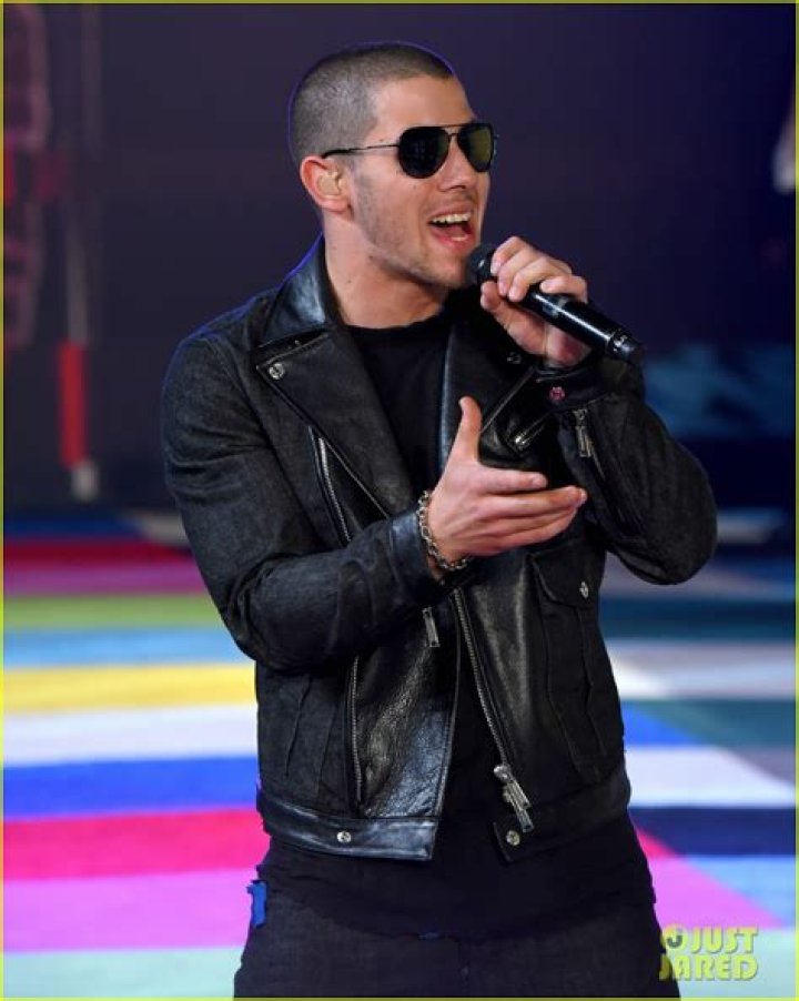 nick-jonas-performs-vmas-1