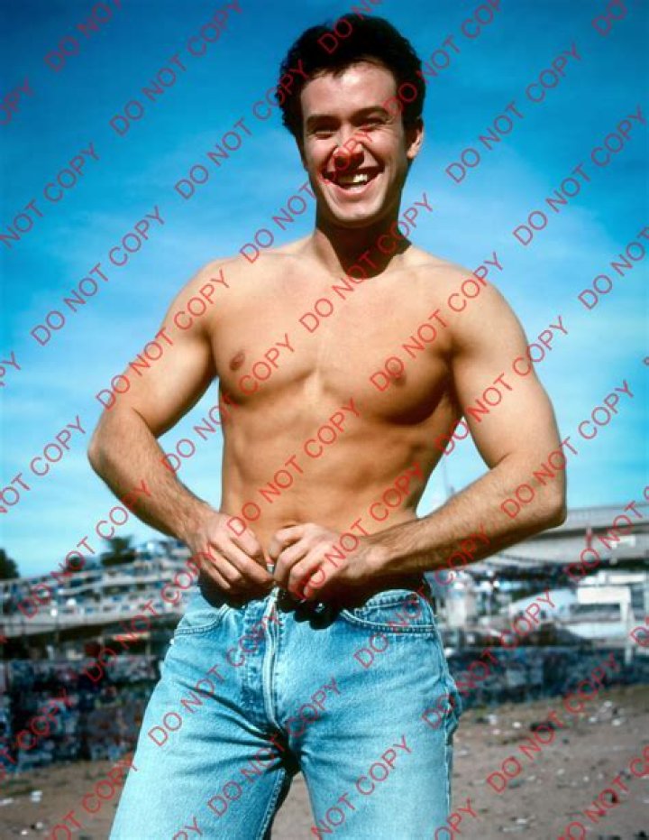 noah bare chest