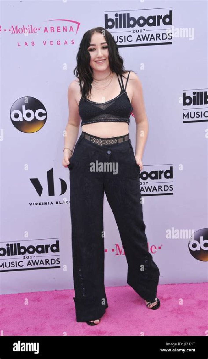 Noah Cyrus At 2017 Billboard Music Awards