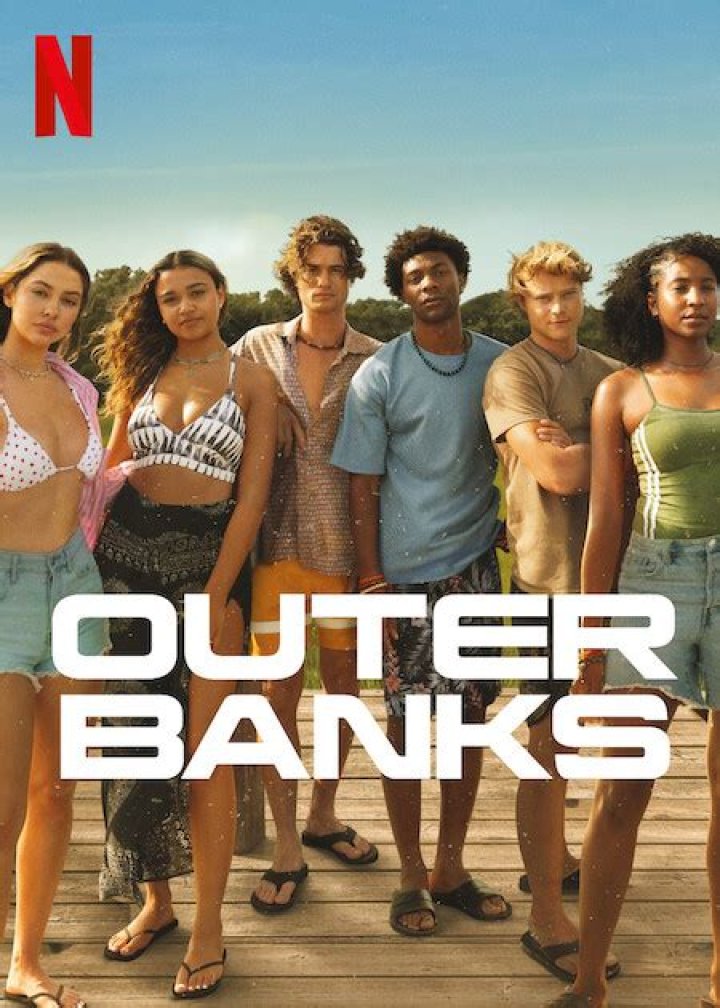 OUTER BANKS (L to R) CHASE STOKES as JOHN B and MADELYN CLINE as SARAH CAMERON in episode 204 of OUTER BANKS Cr. JACKSON LEE DAVIS/NETFLIX &copy; 2021