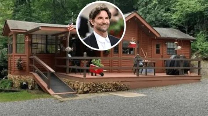Pacific Palisades, CA - *EXCLUSIVE* - Bradley Cooper is seen out with his daughter after rumors of his split from Irina Shayk. Bradley is seen out with his new young nanny on the occasion.Pictured: Bradley CooperBACKGRID USA 12 JUNE 2019 BYLINE MUST READ: SPOT / BACKGRIDUSA: +1 310 798 9111 / : +44 208 344 2007 / *UK Clients - Pictures Containing ChildrenPlease Pixelate Face Prior To Publication*