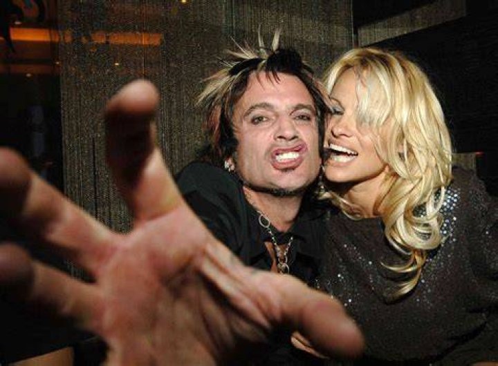 PAMELA ANDERSON AND TOMMY LEEPAMELA ANDERSON AND TOMMY LEE ON TOP OF THE EMPIRE STATE BUILDING, NEW YORK, AMERICA - 1995