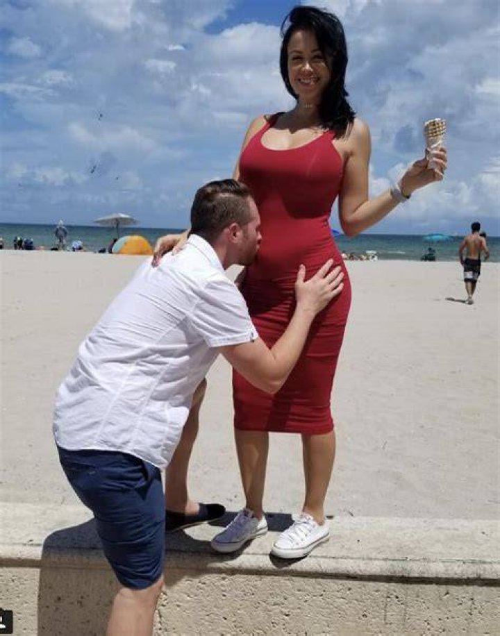 paola mayfield baby bump