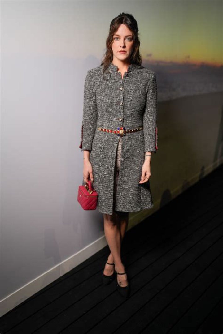 Paris, FRANCE - Celebrities attend the Valentino Haute Couture Spring Summer 2023 show as part of Paris Fashion Week in Paris, France. Pictured: Adam Shulman, Anne Hathaway BACKGRID USA 25 JANUARY 2023 BYLINE MUST READ: Best Image / BACKGRID USA: +1 310 798 9111 / UK: +44 208 344 2007 / *UK Clients - Pictures Containing Children Please Pixelate Face Prior To Publication*