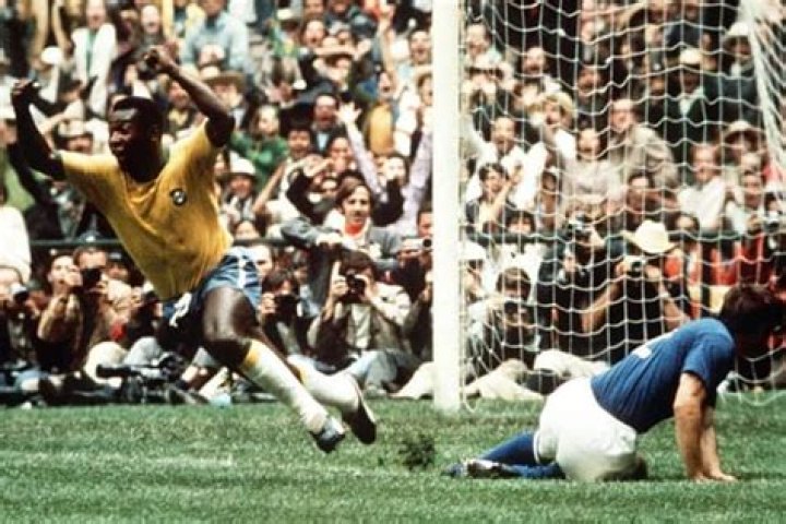 PELE CELEBRATES SCORING THE FIRST GOAL FOR BRAZIL IN THE WORLD CUP FINAL V ITALY MEXICO 1970 Sport