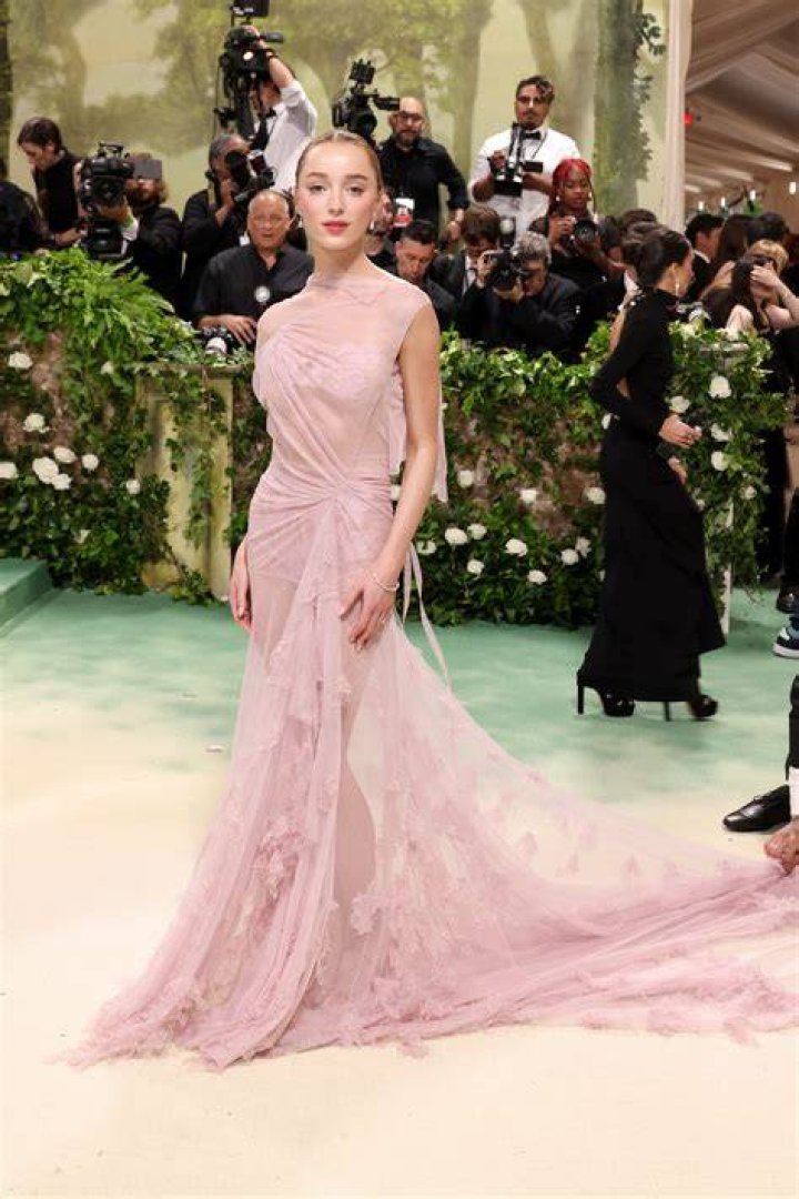 Phoebe Dynevor met gala