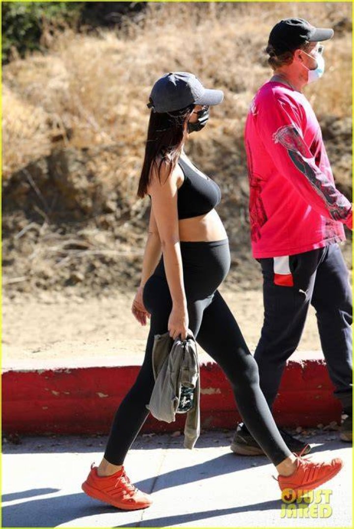 Pregnant model Emily Ratajkowski shows off her huge baby bump while enjoying a Black Friday hike with her husband and their dog. 27 Nov 2020 Pictured: Emily Ratajkowski shows off her huge baby bump while hiking. Photo credit: Rachpoot/MEGA TheMegaAgency.com +1 888 505 6342 (Mega Agency TagID: MEGA717883_001.jpg) [Photo via Mega Agency]