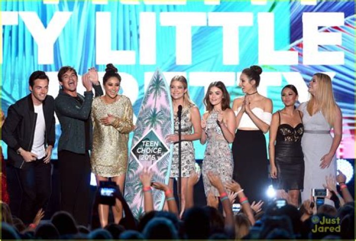 Pretty-Little-Liars-Teen-Choice-Awards-2013-02