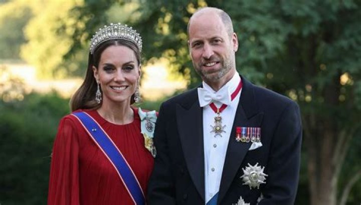 Prince William & Kate Middleton head to Buckingham Palace