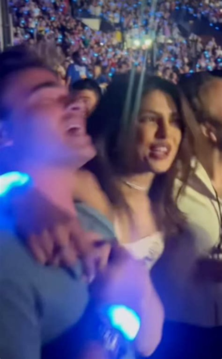 priyanka chopra jonas bros concert
