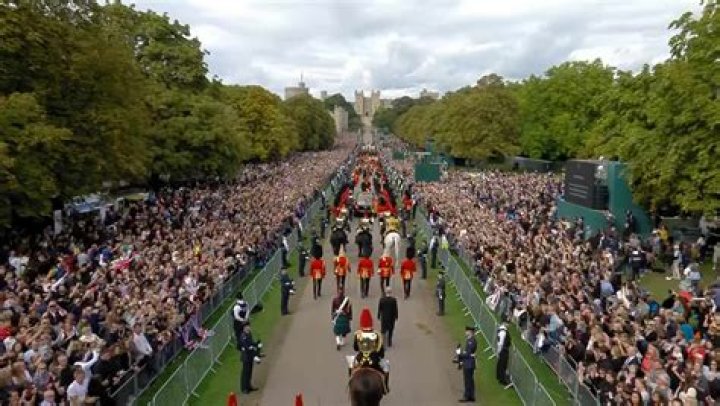 Procession Of Queen Elizabeth II&rsquo;s Coffin To St Giles Cathedral