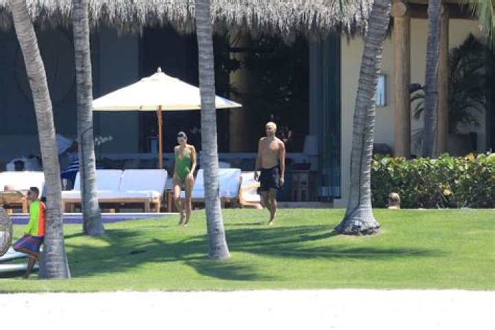 Puerto Vallarta, MEXICO - Kendall Jenner, Khloe Kardashian, and their beaus, NBA players Ben Simmons and Tristan Thompson continue their tropical Puerto Vallarta getaway with friends. Khloe and Tristan packed on the PDA in their private pool while friends looked on, while Kendall and the rest of group collectively flipped the bird, although it's not sure whether that was directed at Kendall's beau Ben Simmons, or the photographers in the distance. Pictured: Khloe Kardashian and Tristan Thompson BACKGRID USA 12 AUGUST 2018 USA: +1 310 798 9111 / UK: +44 208 344 2007 / *UK Clients - Pictures Containing Children Please Pixelate Face Prior To Publication*