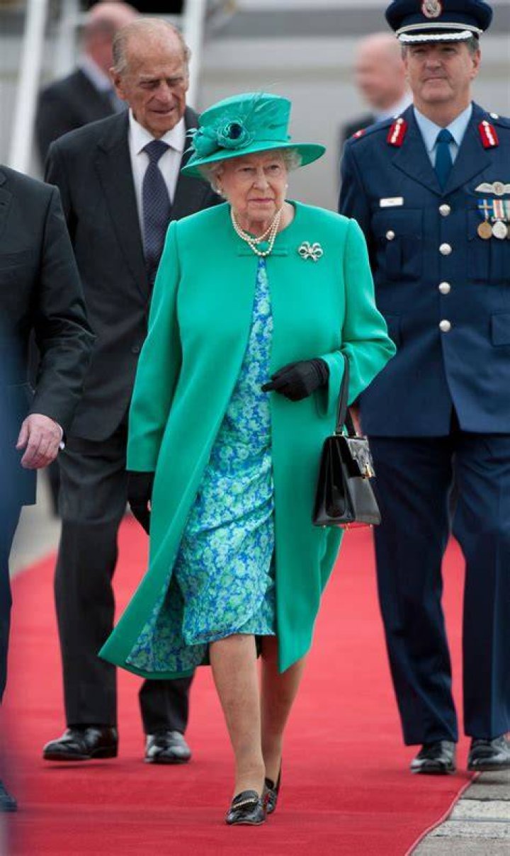 Queen Elizabeth wears green to the Royal Windsor Cup
