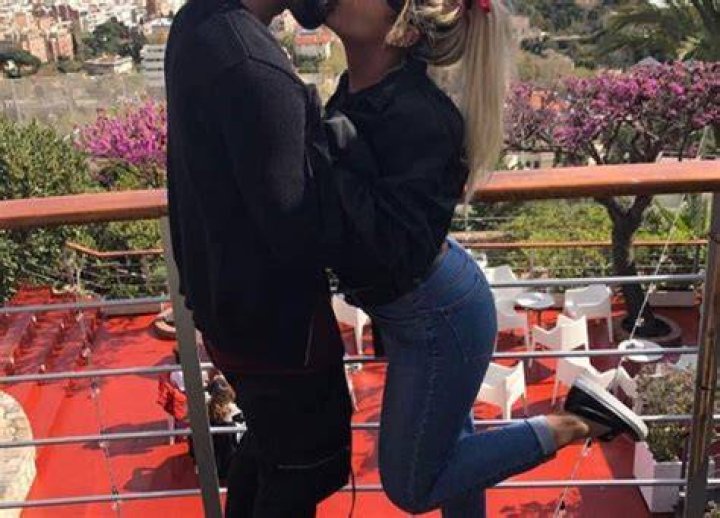 Rafaella Beckran & Gabriel Barbosa Kissing