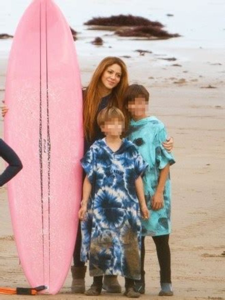 ** RIGHTS: NO TV ** Cantabria, SPAIN - *EXCLUSIVE* - *Not Available for Broadcast**Colombian Singer Shakira takes a break to go surfing AGAIN with a handsome surf coach in Cantabria, Spain. Shakira was accompanied by her children before heading to Miami after splitting from footballer Gerard Pique after 11 years. *Shot on NOV 26, 2022* Pictured: Shakira BACKGRID USA 30 NOVEMBER 2022 BYLINE MUST READ: Lagencia Press / BACKGRID USA: +1 310 798 9111 / UK: +44 208 344 2007 / *UK Clients - Pictures Containing Children Please Pixelate Face Prior To Publication*