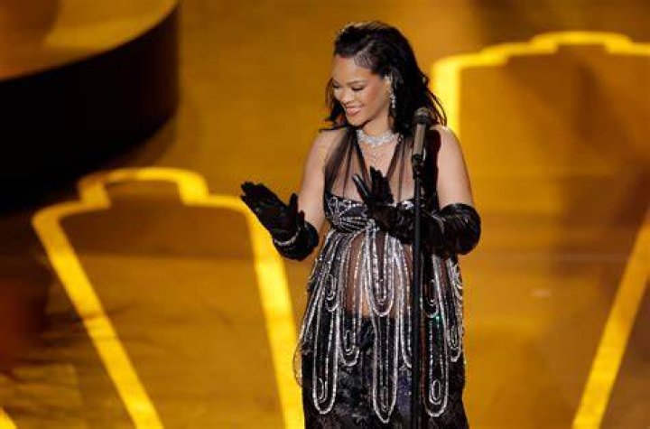 rihanna-grammys-red-carpet