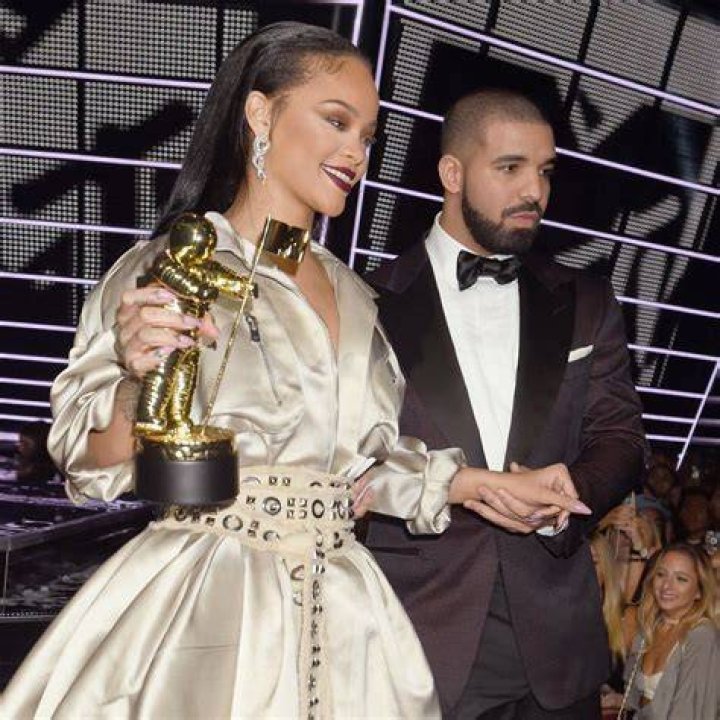 rihanna-holds-drake-hands-vmas-ftr