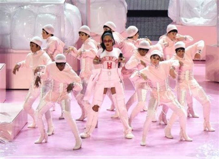 rihanna-performs-vma-show-moments-3