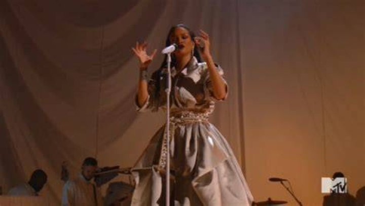 rihanna-performs-vmas-second-time-6