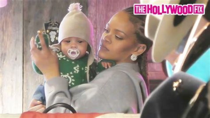 Rihanna shows off her baby bump in West Hollywood whilst taking a stroll with ASAP Rocky. Pictured: Rihanna Ref: SPL5530405 150323 NON-EXCLUSIVE Picture by: TheCelebrityFinder / SplashNews.com Splash News and Pictures USA: +1 310-525-5808 London: +44 (0)20 8126 1009 Berlin: +49 175 3764 166 World Rights
