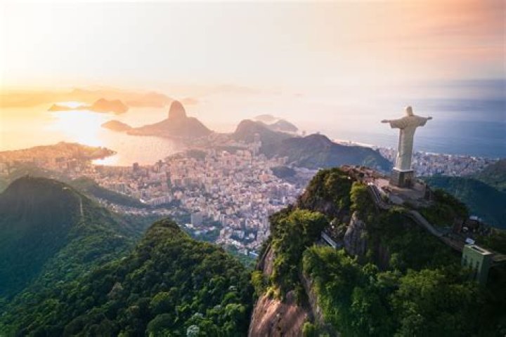 Rio De Janeiro, BRAZIL - The supermodel lands in her home country to enjoy the Brazilian most famous festival in Rio de Janeiro at Camarote Brahma N1 Pictured: Gisele Bundchen BACKGRID USA 19 FEBRUARY 2023 BYLINE MUST READ: BACKGRID USA: +1 310 798 9111 / UK: +44 208 344 2007 / *UK Clients - Pictures Containing Children Please Pixelate Face Prior To Publication*