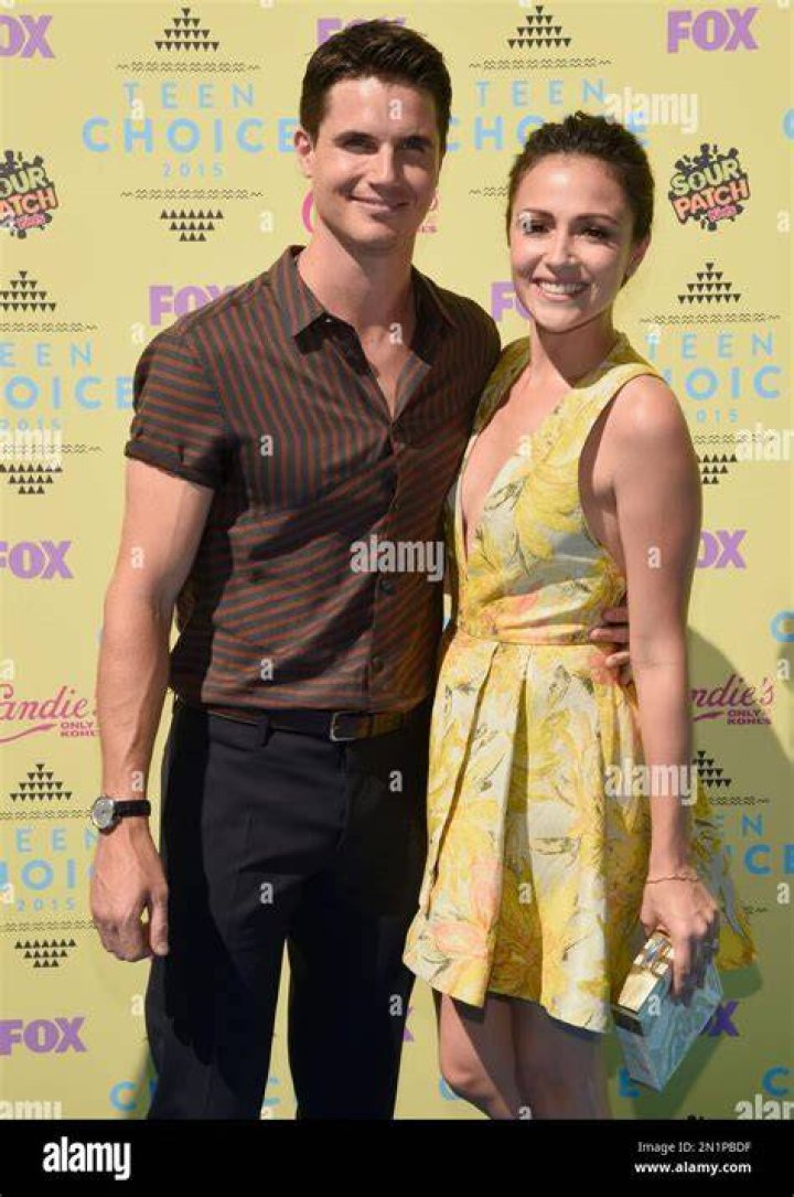 Robbie-Amell-Italia-Ricci-teen-choice-awards-2015