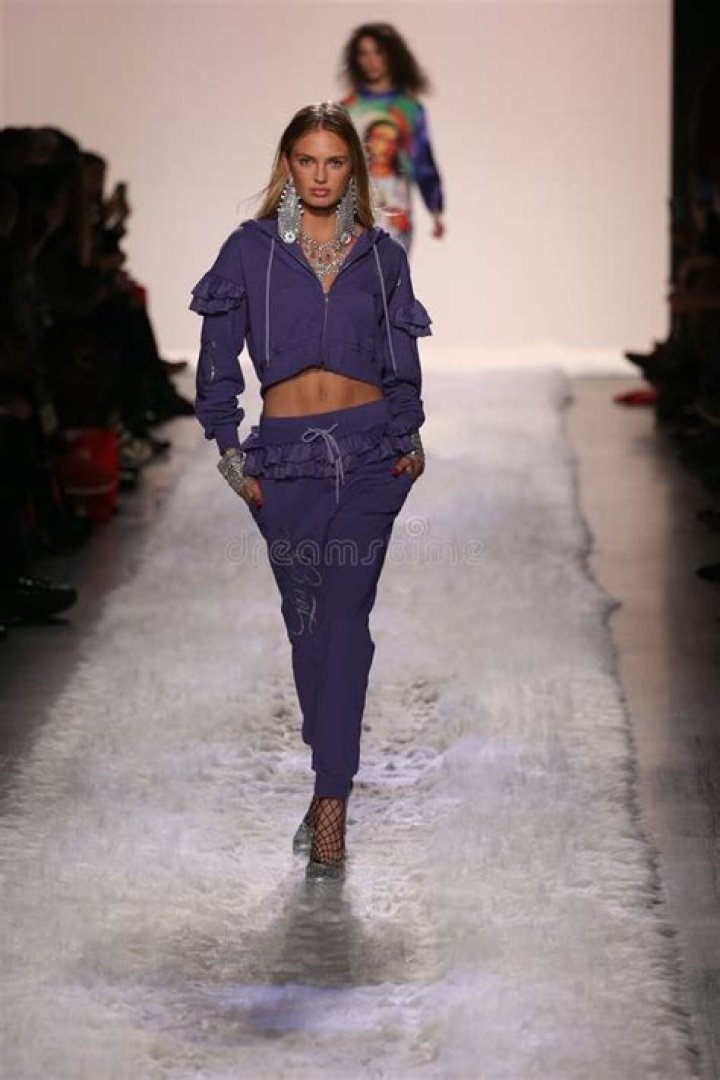 romee-strijd-jeremy-scott-show-fall-2017-2