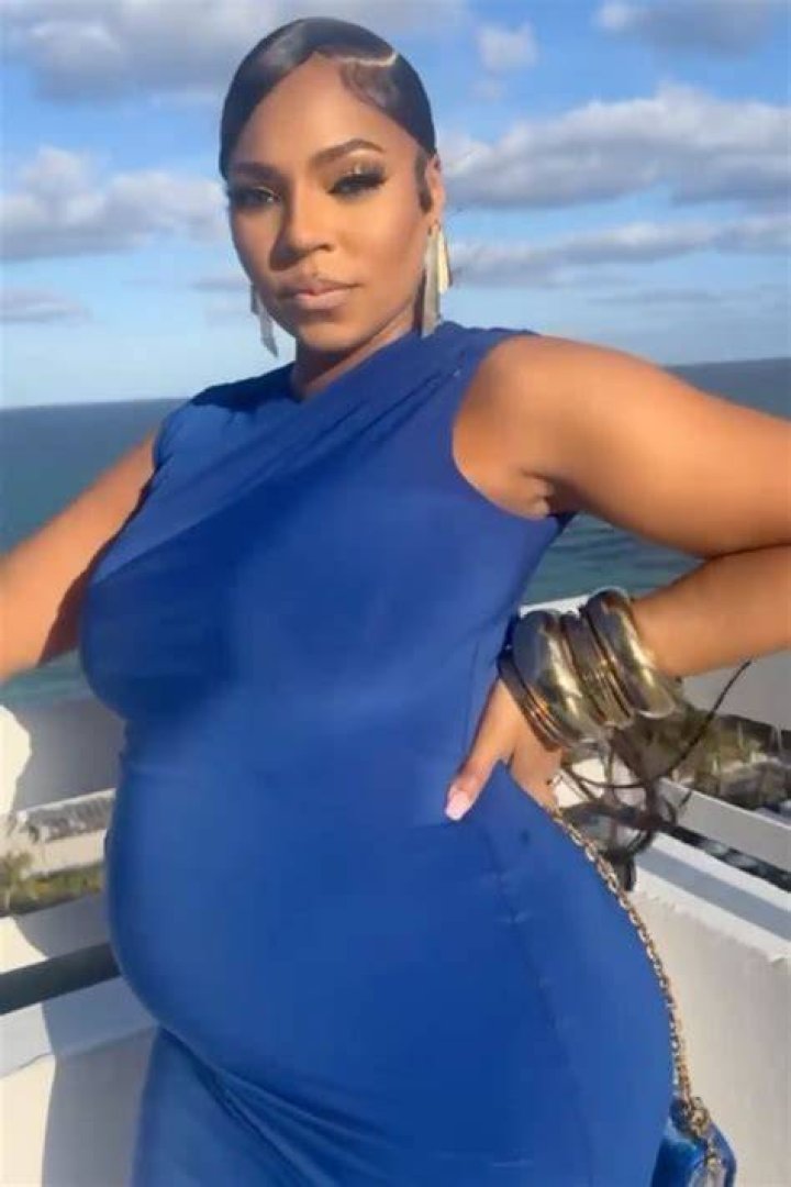 Sacramento, CA - Ashanti shows off her curves and gives a lucky fan a lap dance after she blindfolded him and put him in handcuffs at her concert in Sacramento Pictured: Ashanti BACKGRID USA 26 JULY 2023 USA: +1 310 798 9111 / UK: +44 208 344 2007 / *UK Clients - Pictures Containing Children Please Pixelate Face Prior To Publication*
