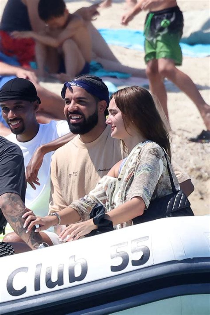 Saint-Tropez, FRANCE - *EXCLUSIVE* - Rapper Drake and a mystery woman arrive for lunch at Club 55 in Saint-Tropez while vacationing in the French Riviera. Pictured: Drake BACKGRID USA 19 JULY 2022 BYLINE MUST READ: ELIOT / MEGA - BEST IMAGE / BACKGRID USA: +1 310 798 9111 / UK: +44 208 344 2007 / *UK Clients - Pictures Containing Children Please Pixelate Face Prior To Publication*