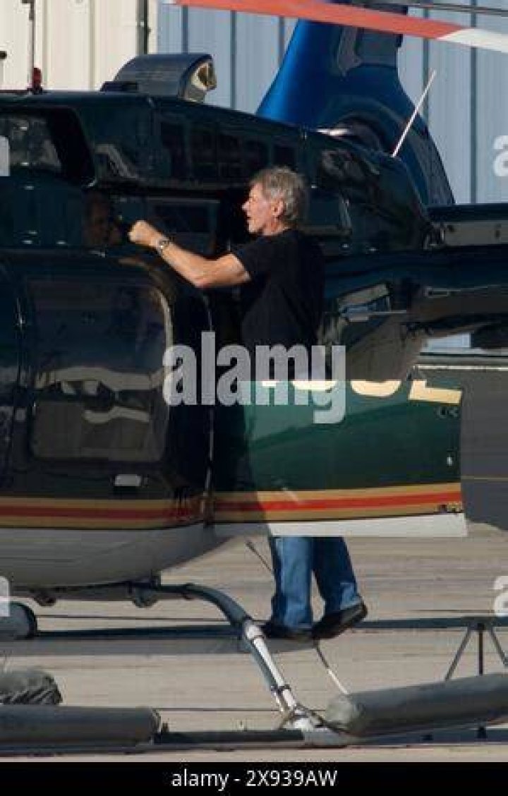 Santa Monica, CA - *EXCLUSIVE* - Harrison Ford and his wife Calista Flockhart say their goodbyes after meeting up with friends for an Italian dinner at celebrity hotspot, Via Veneto restaurant in Santa Monica. Pictured: Harrison Ford, Calista Flockhart BACKGRID USA 11 JUNE 2023 USA: +1 310 798 9111 / UK: +44 208 344 2007 / *UK Clients - Pictures Containing Children Please Pixelate Face Prior To Publication*
