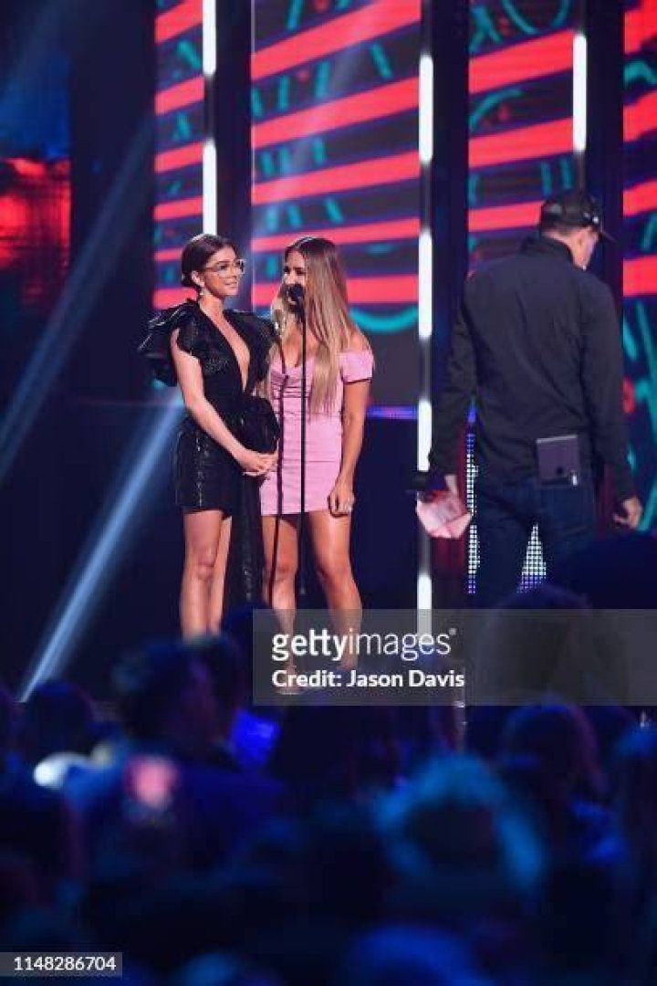 Sarah Hyland and Jessie James Decker