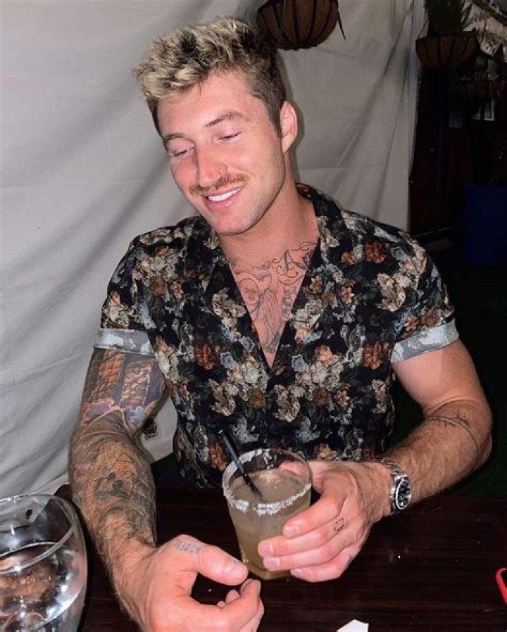 Scotty Sire Sings