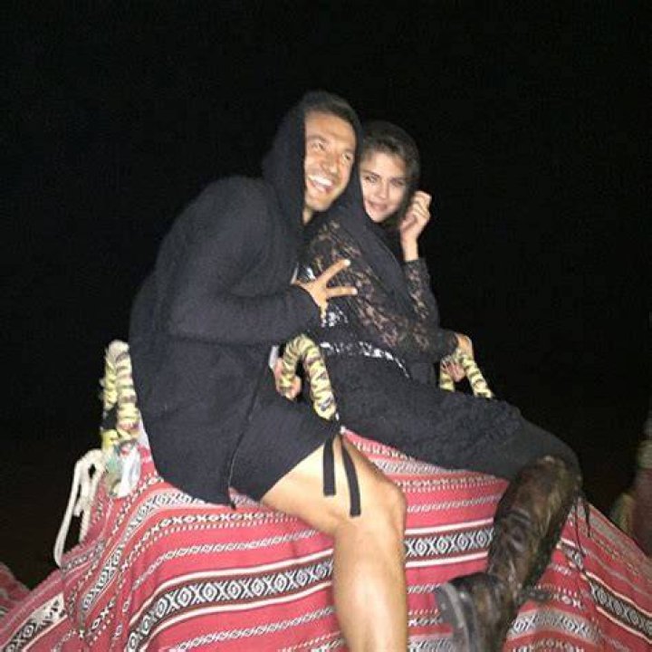 selena-gomez-ariabian-man-camel-ftr