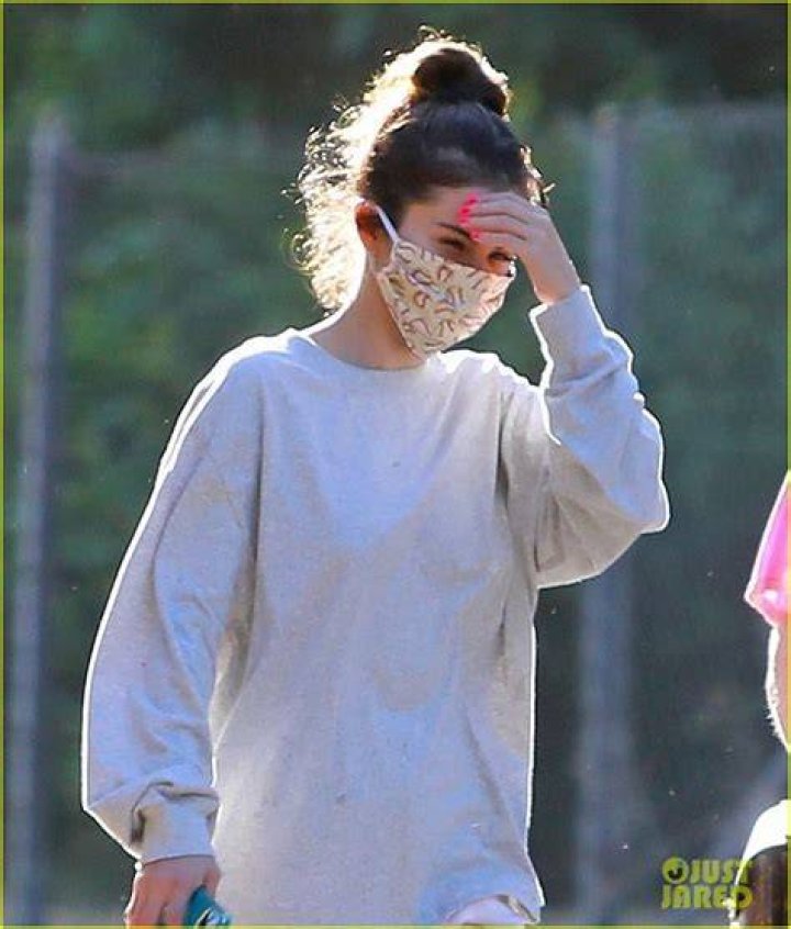 Selena Gomez Goes For Stroll In New York