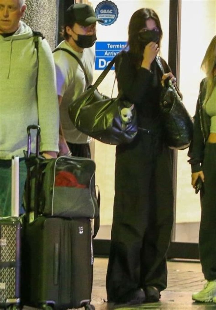 Selena Gomez Leaving Miami With Her Friends